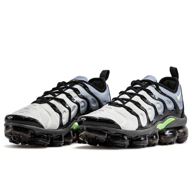 Nike vapormax plus black and white clearance